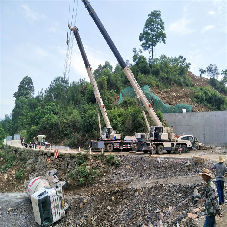 常州金坛汽车掉沟里叫吊车救援要多少钱